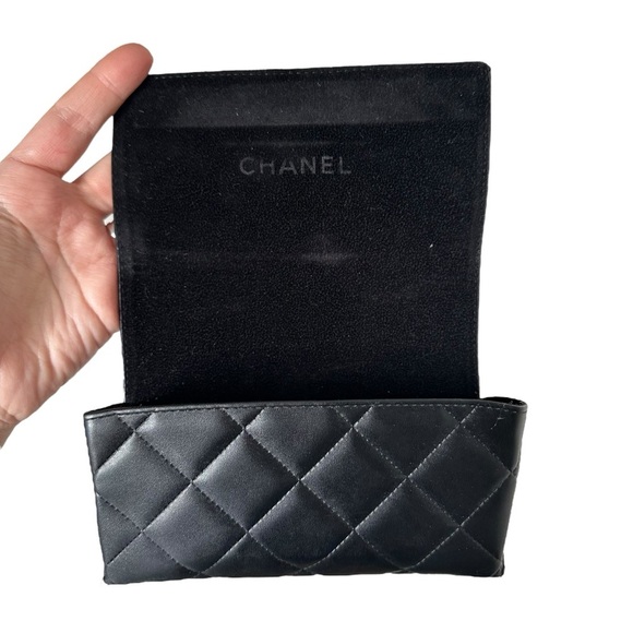 Authentic CHANEL Large Quilted Leather Oversized Sunglasses Case - Picture 3 of 13